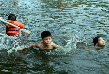 Hà Nội - "Hồ bơi" khổng lồ cho trẻ em cải tạo từ Ao làng