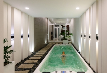 Nhà ống sở hữu bể bơi cực sang chảnh như resort ở Sài Gòn